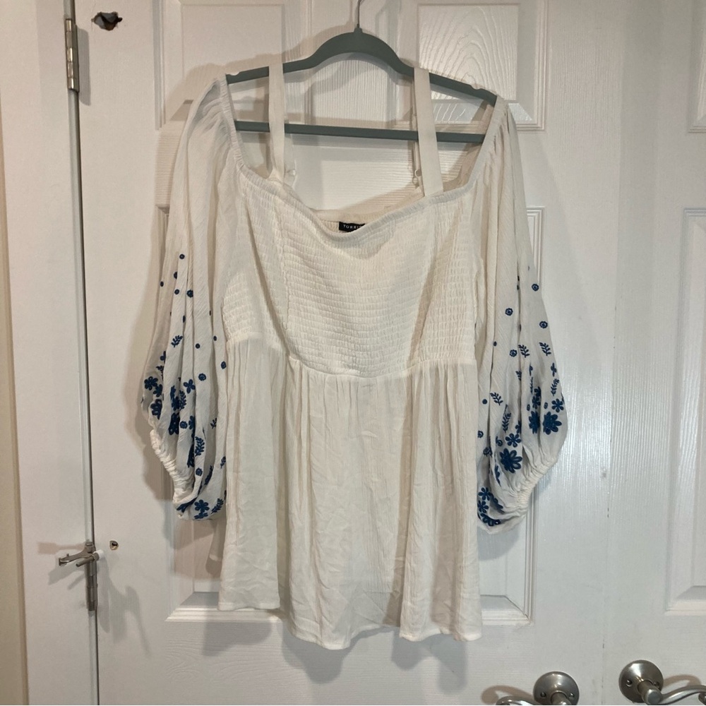 Torrid crispy white flowy peasant top with blue embroidery puff sleeves size 2X